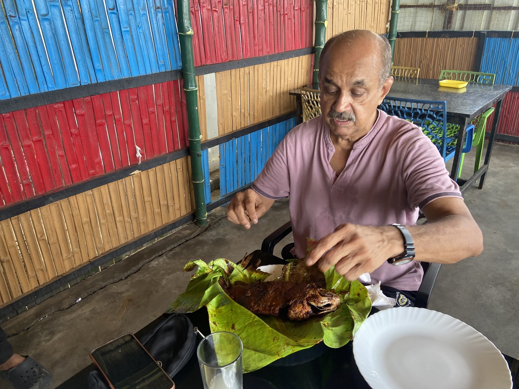 A relaxed dining moment during the Cherai Beach Tour.